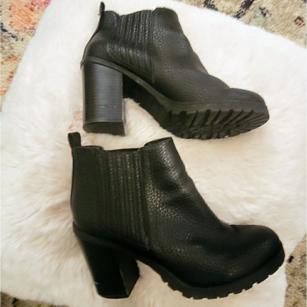 Sam & Libby heeled boots with tread. Sz 8